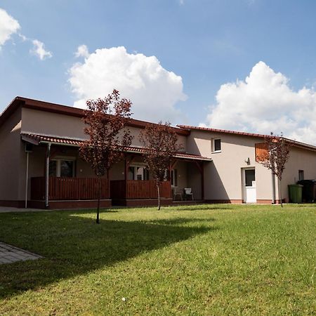 Farkas Villa Apartmanok Mórahalom Exterior foto